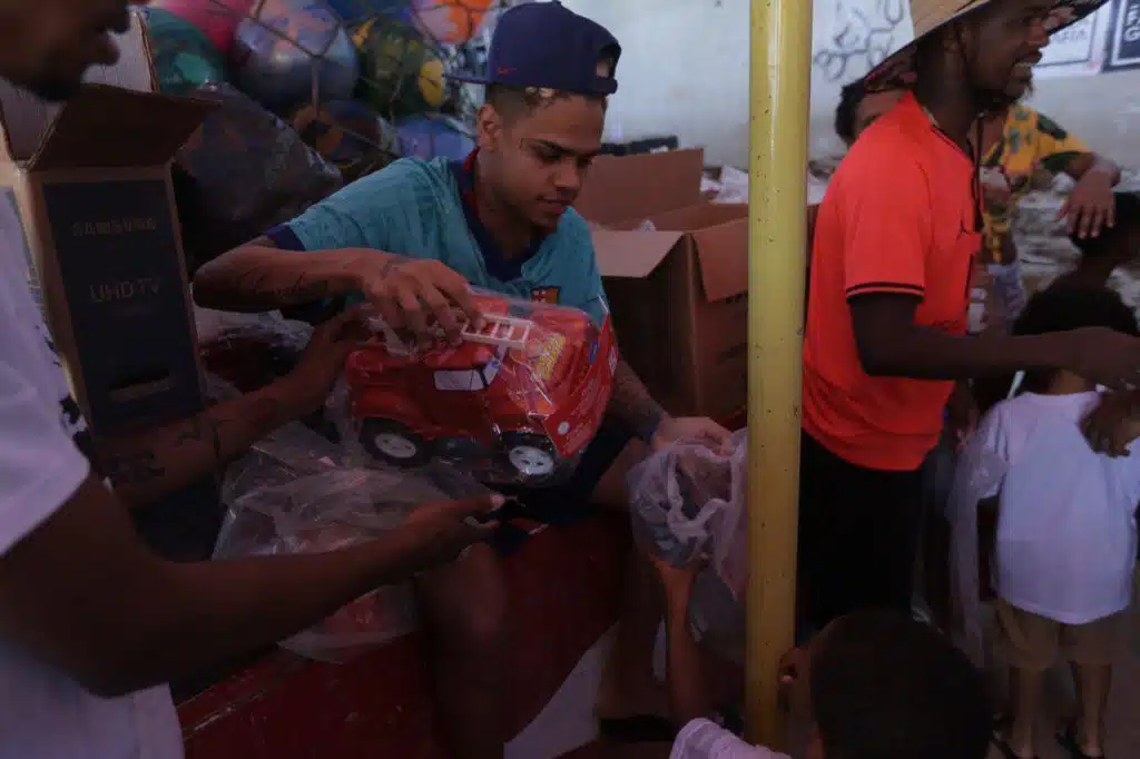MC Cabelinho entrega brinquedos para a criançada da comunidade